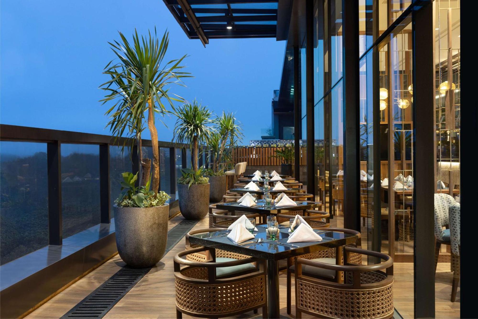 Doubletree By Hilton Jakarta Bintaro Jaya Serpong Extérieur photo