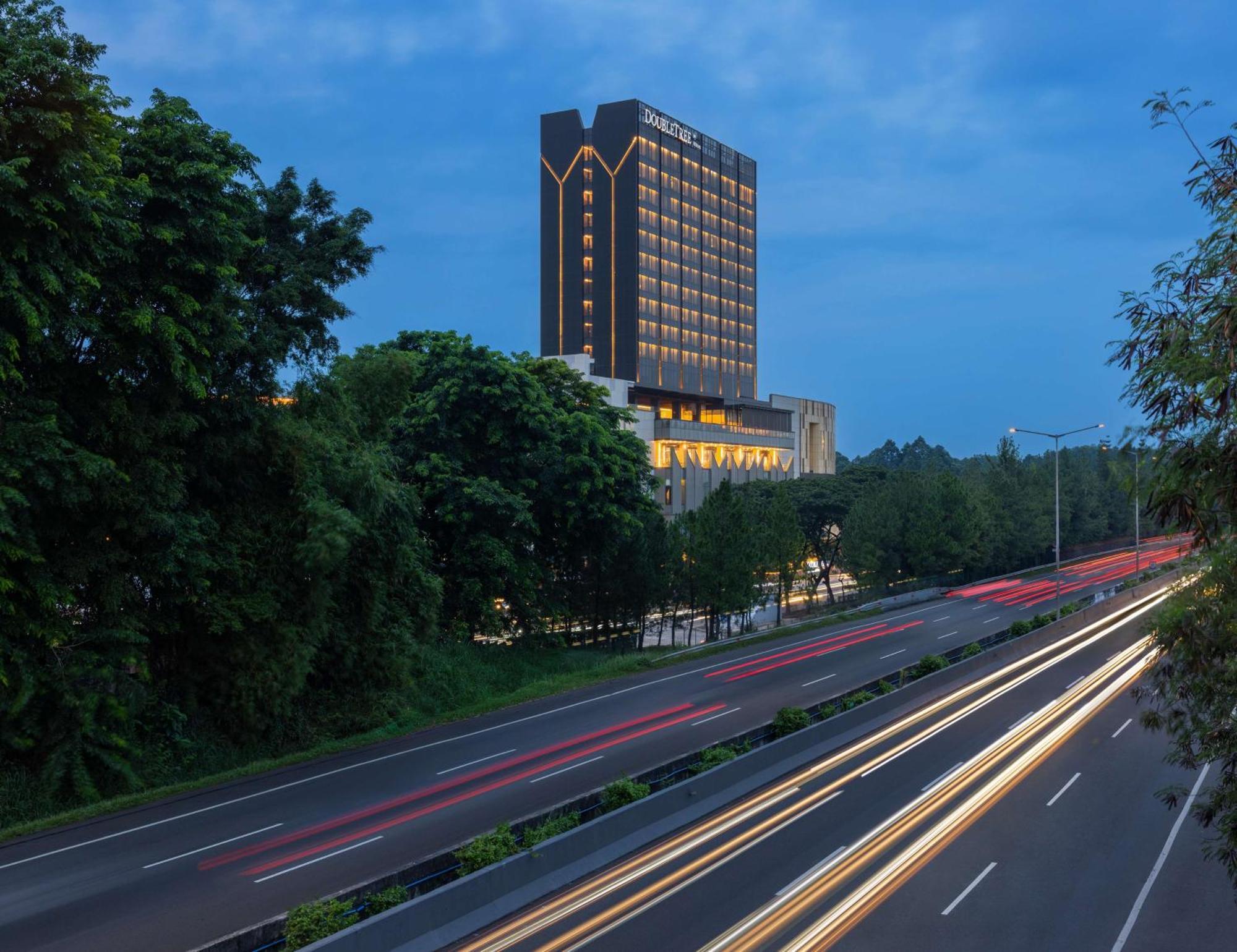 Doubletree By Hilton Jakarta Bintaro Jaya Serpong Extérieur photo